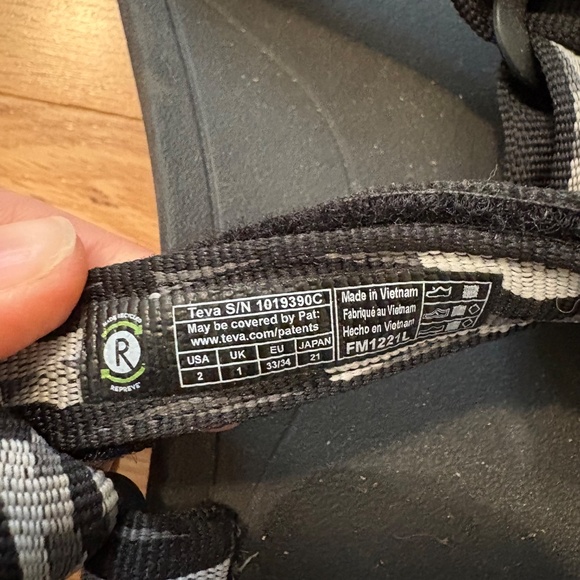 Kids Teva hurricane sandals size 2 - Picture 5 of 5